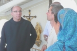 Hortobágyi T. Cirill atya kalauzolja körbe Krisna-völgy képviselőit a Pannonhalmi Bencés Főapátságban