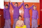 Krisna-völgyi iskolások a színes téli egyenruháikban