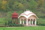 Sríla Prabhupáda, egyházunk alapítójának emlékműve Krisna-völgyben ősszel