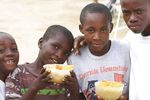 Haitin is osztanak ételt a Krisna-hívők