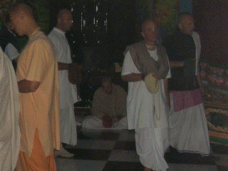Mantrázó szerzetesek Krisna-völgy templomában